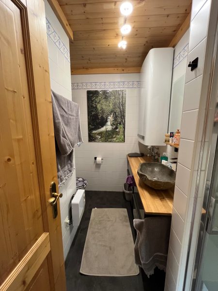 Bad mit Dusche und WC